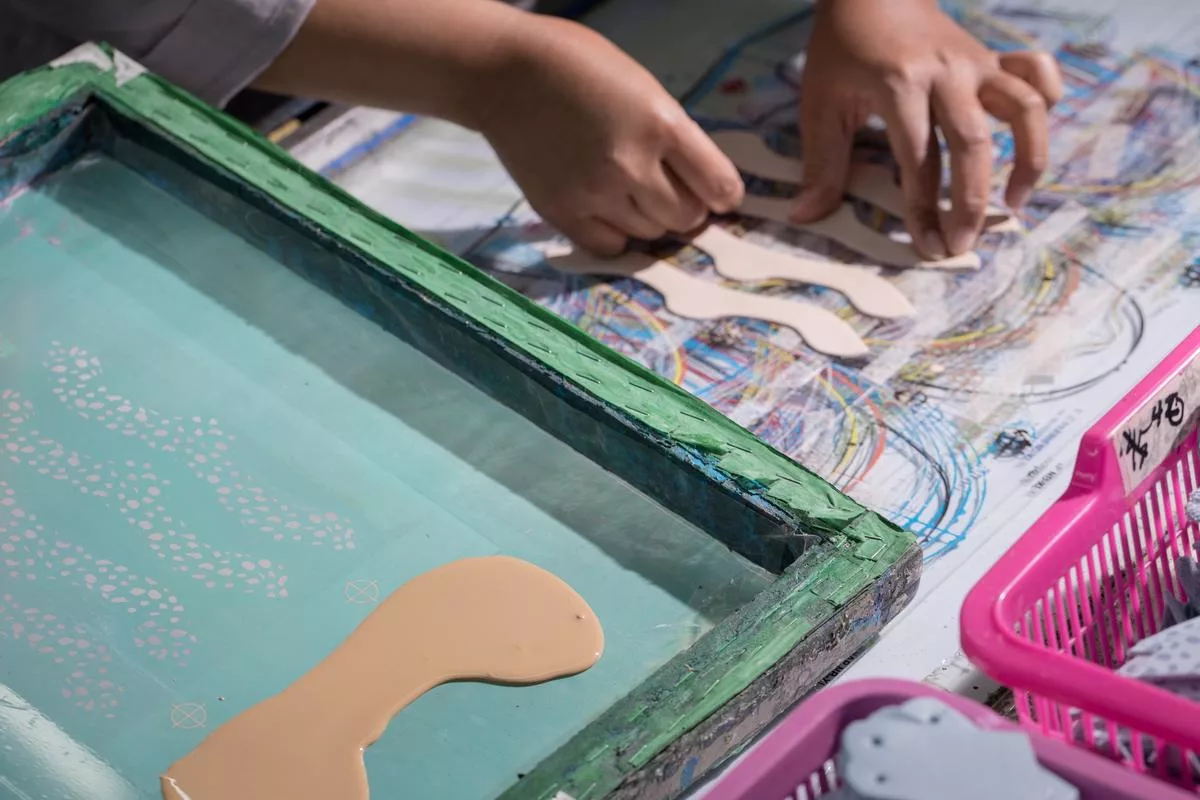 fase printing embossing dalam PT Artisanjaya Internusa Makmur