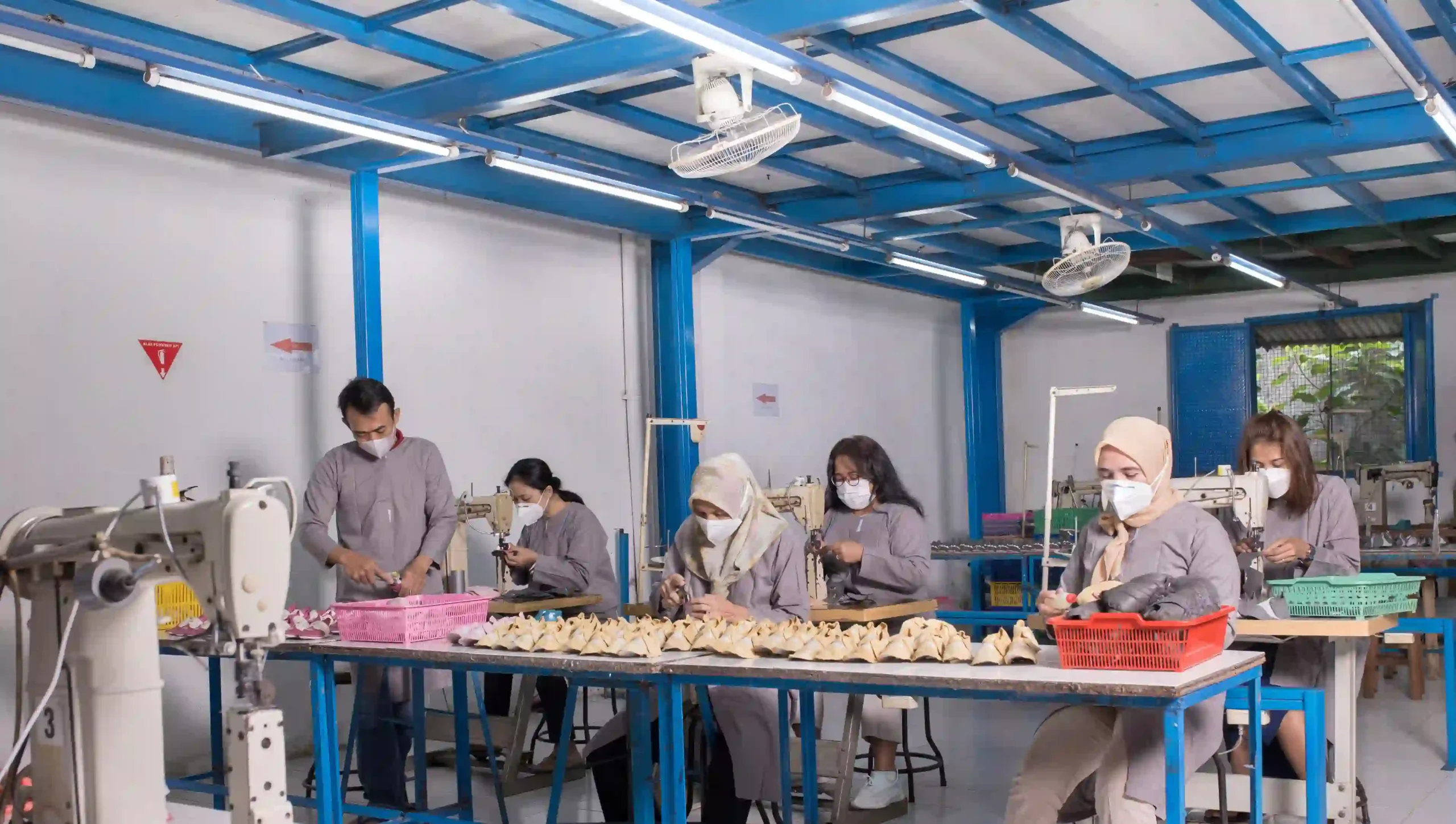 Proses produksi sepatu kulit bayi dan anak dalam PT Artisanjaya