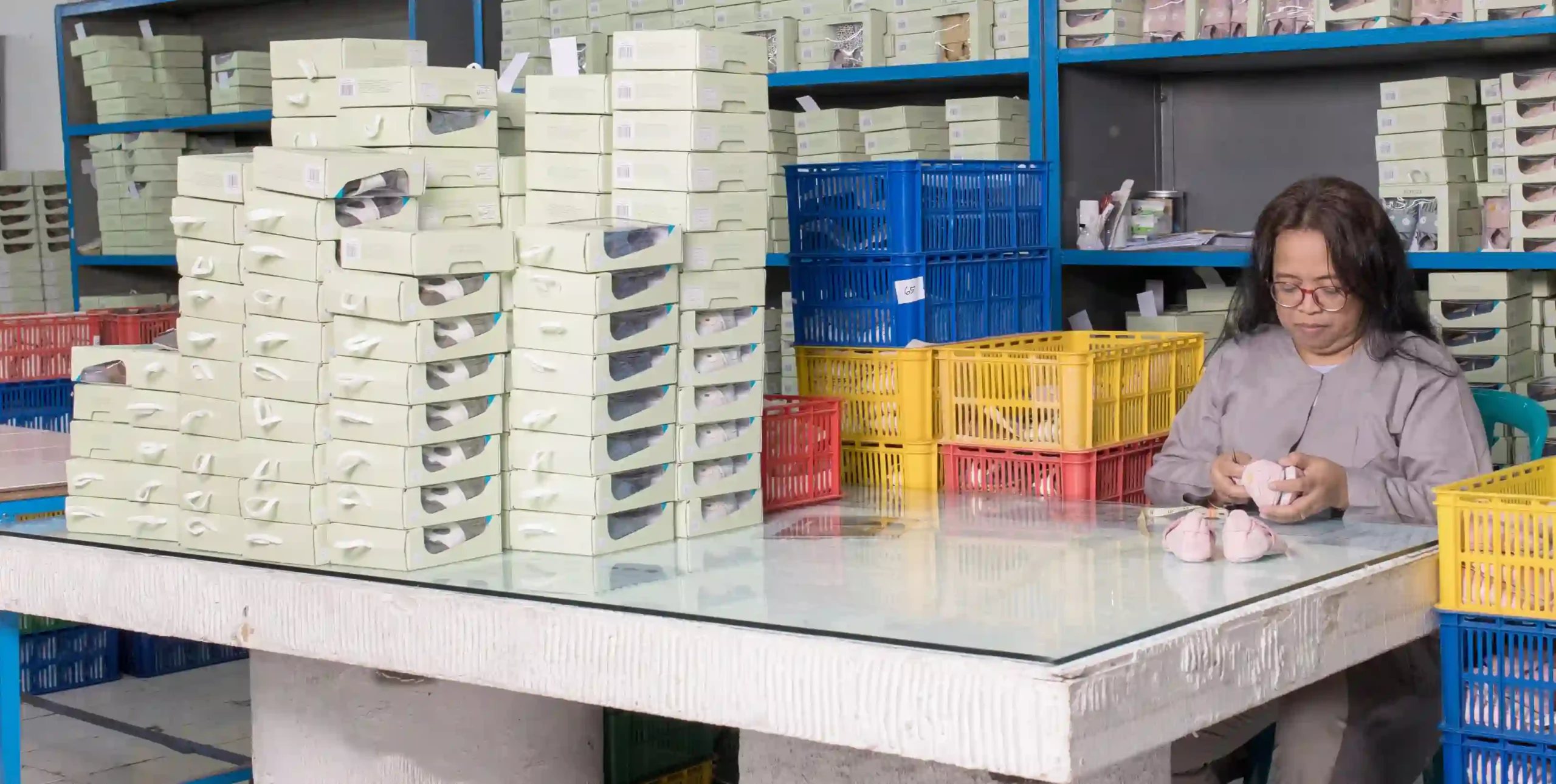 Proses produksi dalam pabrik Artisanjaya